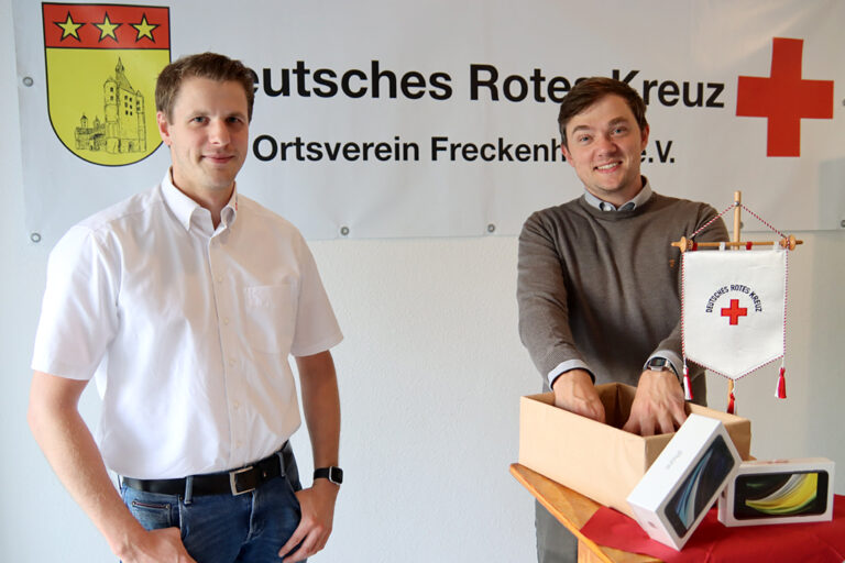 Bürgermeister Peter Horstmann (r.) zieht Lose.