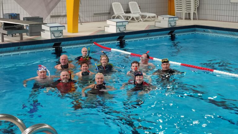 Ausbilder im Schwimmbecken