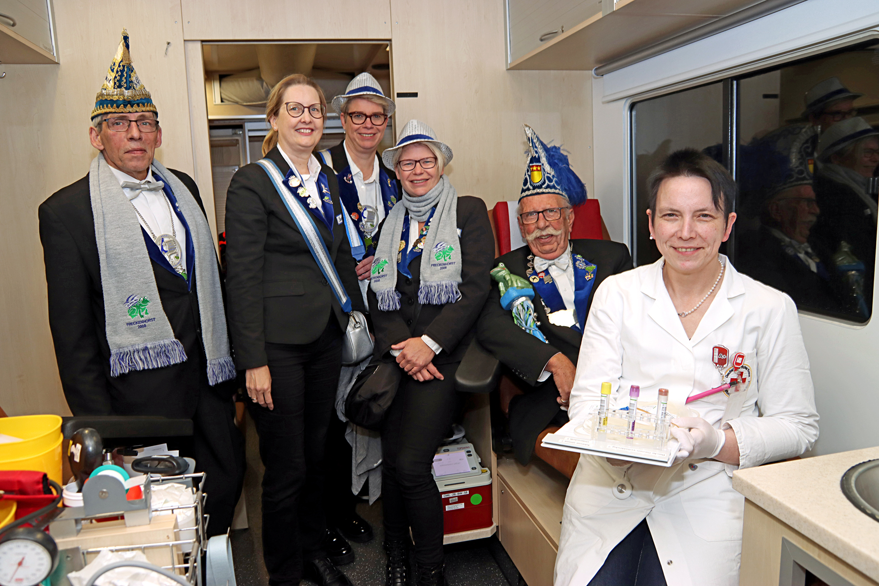 Karnevalisten beim Blutspenden